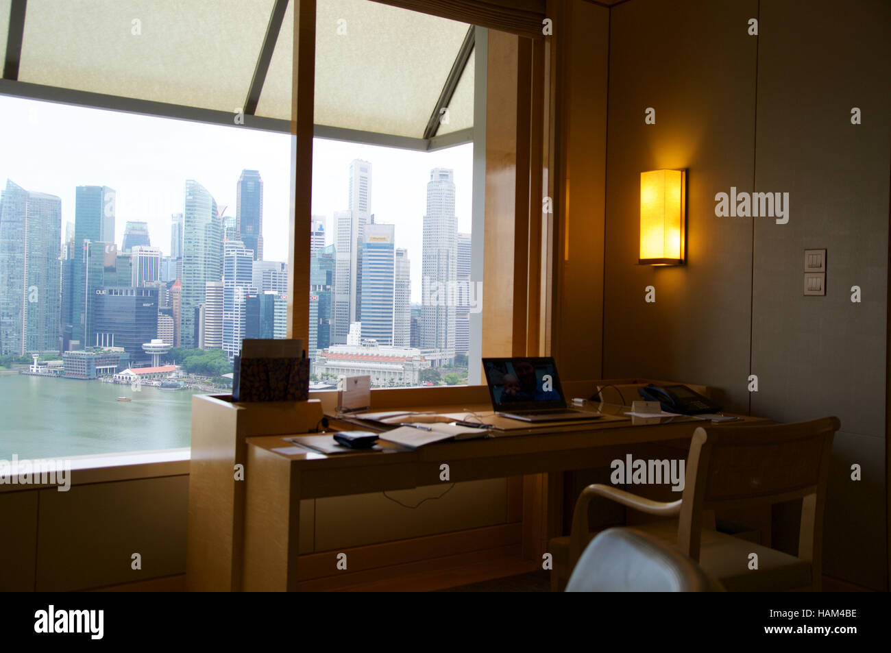 Singapur - 23. Juli 2016: Luxus Hotelzimmer mit modernem Interieur und einer fantastischen Aussicht auf die Marina Bay, Schreibtisch Laptop arbeiten Stockfoto Singapur - 23. Juli 2016: Luxus Hotelzimmer mit modernem Interieur und einer fantastischen Aussicht auf die Marina Bay, Schreibtisch Laptop arbeiten Stockfoto