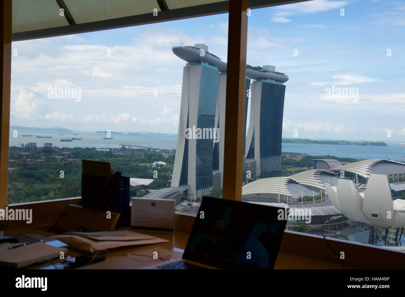 Singapur - 23. Juli 2016: Luxus Hotelzimmer mit modernem Interieur und einer fantastischen Aussicht auf die Marina Bay, Schreibtisch Laptop arbeiten Stockfoto Singapur - 23. Juli 2016: Luxus Hotelzimmer mit modernem Interieur und einer fantastischen Aussicht auf die Marina Bay, Schreibtisch Laptop arbeiten Stockfoto