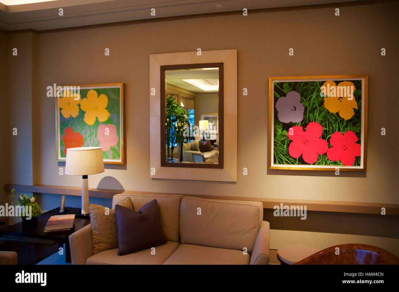 Singapur - 23. Juli 2016: Luxus Hotelzimmer mit modernem Interieur, ein bequemes Sofa und eine Kunst Stockfoto Singapur - 23. Juli 2016: Luxus Hotelzimmer mit modernem Interieur, ein bequemes Sofa und eine Kunst Stockfoto