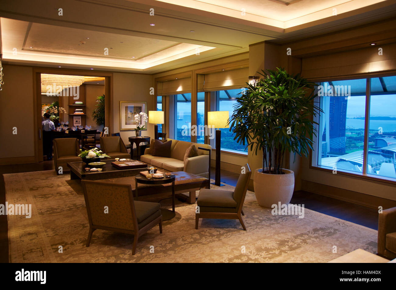 Singapur - 23. Juli 2016: Luxus-Hotel-Zimmer oder Suite mit modernem Interieur, einen Sitzbereich und einen tollen Blick auf die Marina Bay, LCD-TV Stockfoto Singapur - 23. Juli 2016: Luxus-Hotel-Zimmer oder Suite mit modernem Interieur, einen Sitzbereich und einen tollen Blick auf die Marina Bay, LCD-TV Stockfoto