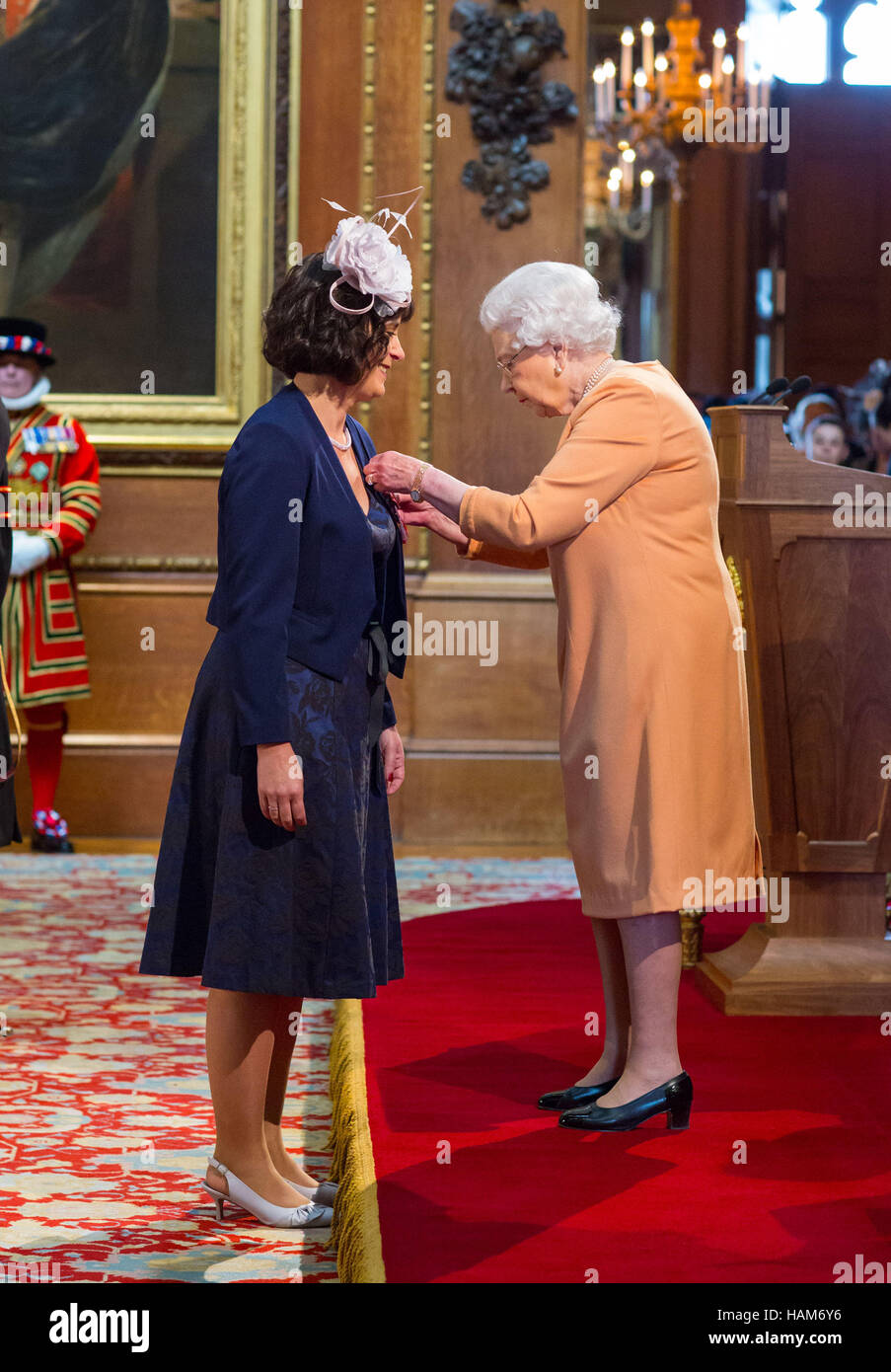 Deborah Alsina-Anderson erfolgt MBE (Member of the Order of the British Empire) durch Königin Elizabeth II im Rahmen einer Investitur Zeremonie in Windsor Castle. Stockfoto