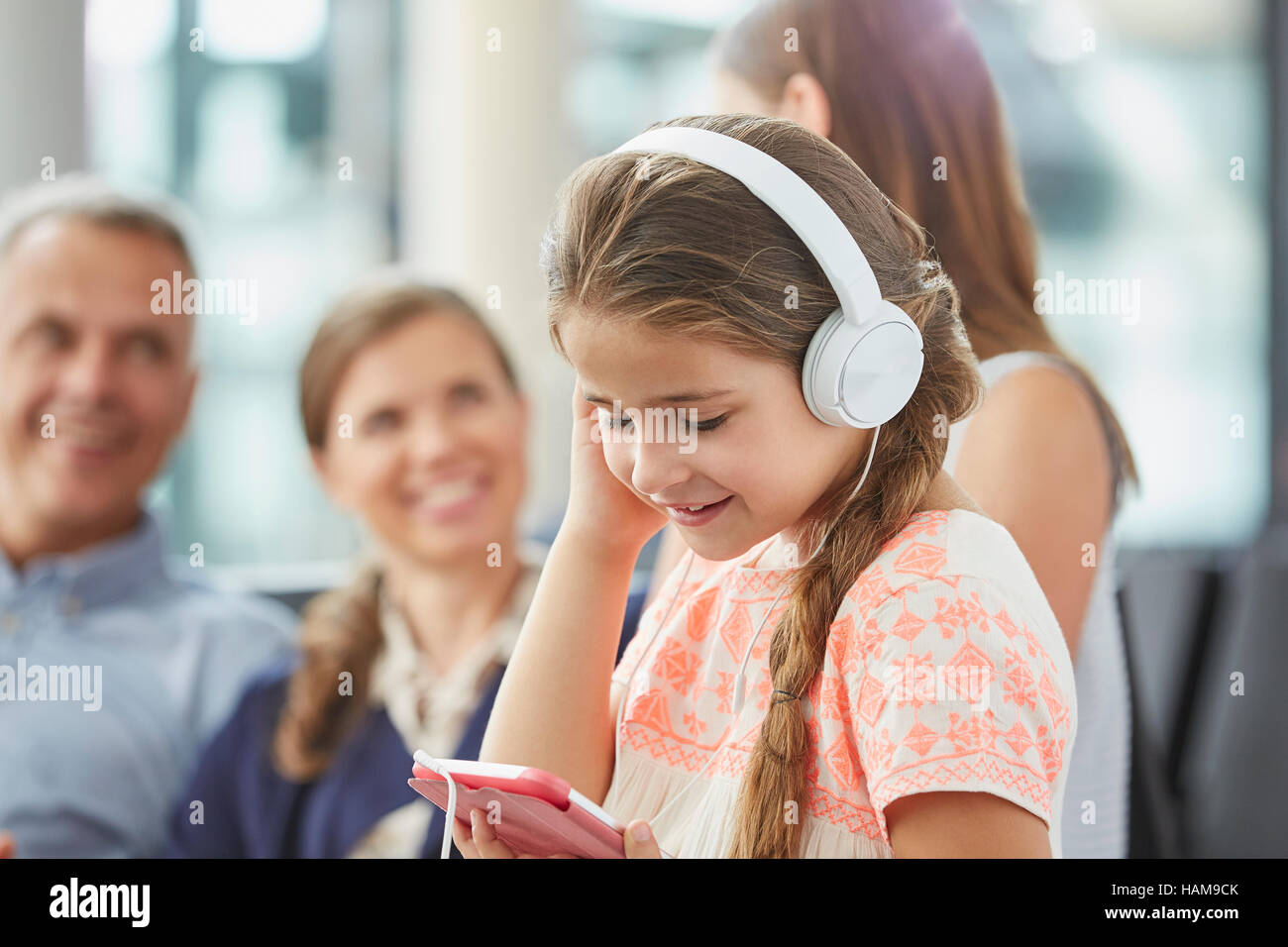 Mädchen Musikhören mit Kopfhörer und MP3-player Stockfoto