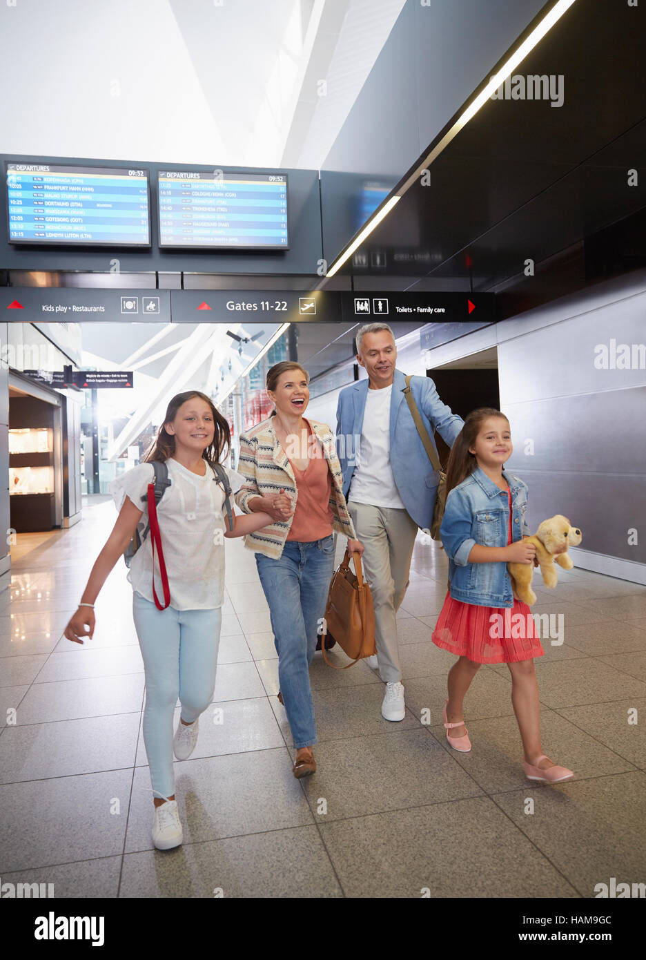Familie gehen in Flughafen Halle Stockfoto