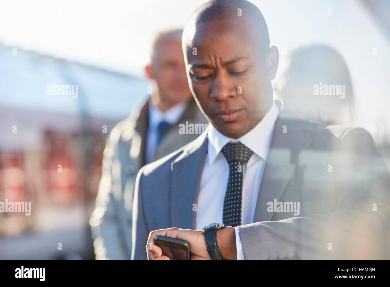 Geschäftsmann, überprüfen der Zeit auf Armbanduhr am Bahnhof Stockfoto