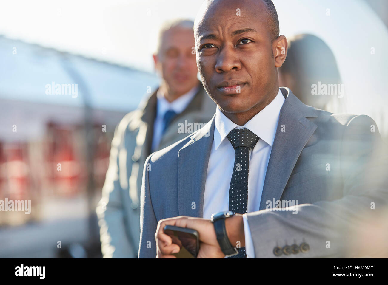 Geschäftsmann, überprüfen der Zeit auf Armbanduhr am Bahnhof Stockfoto