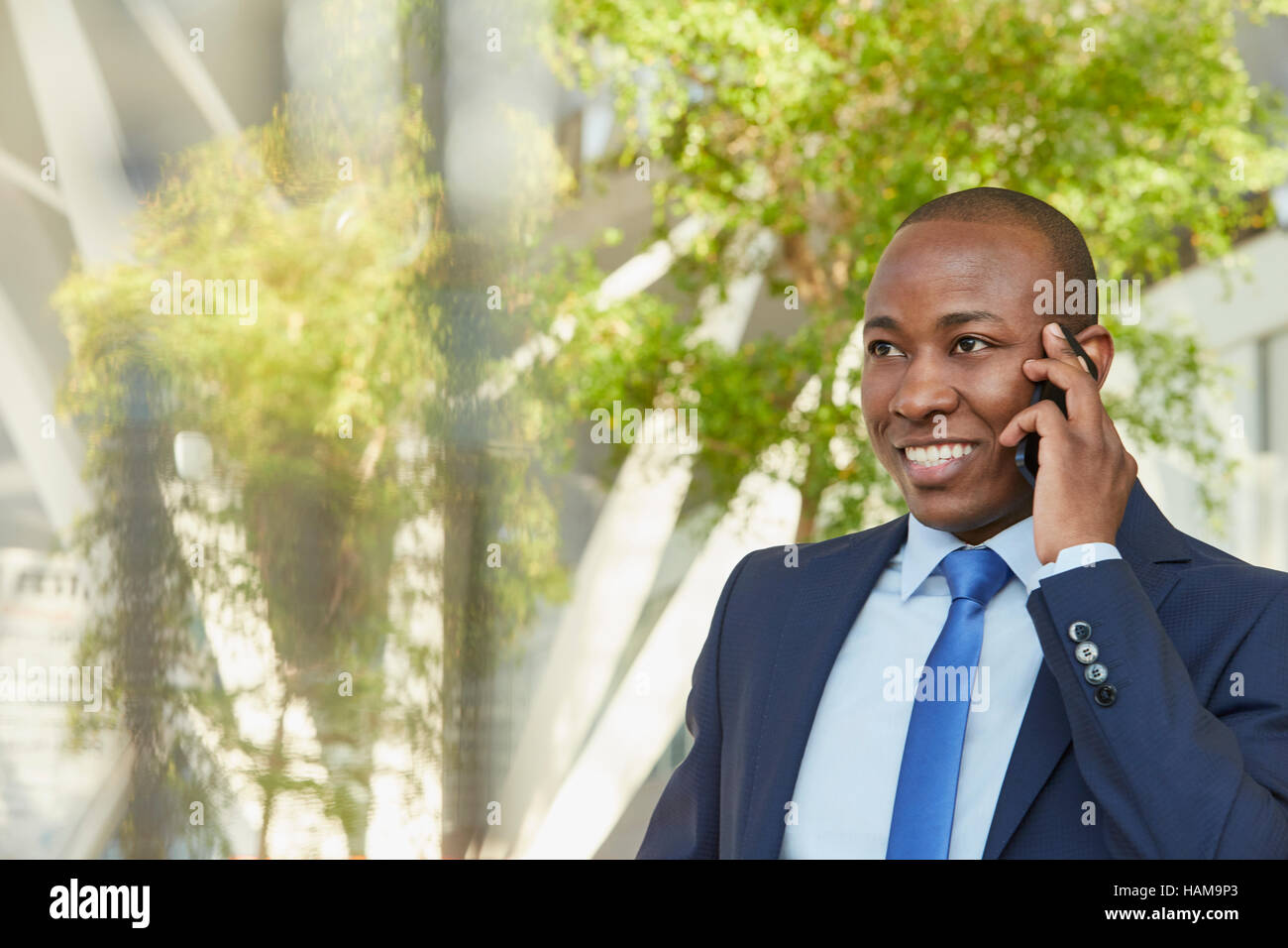 Lächelnde Geschäftsmann reden über Handy Stockfoto