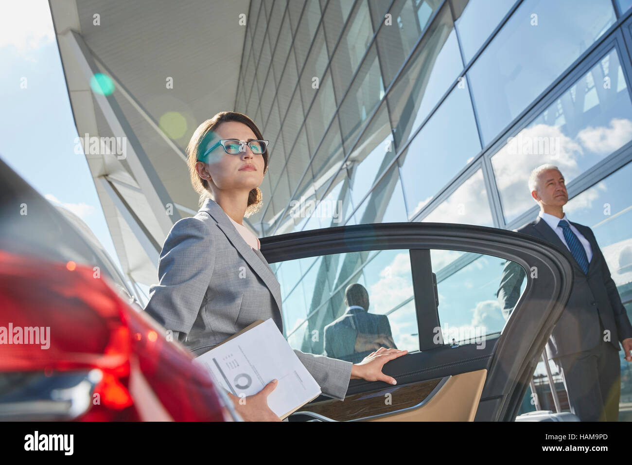 Ankunft am Flughafen aus Stadtauto Geschäftsfrau Stockfoto