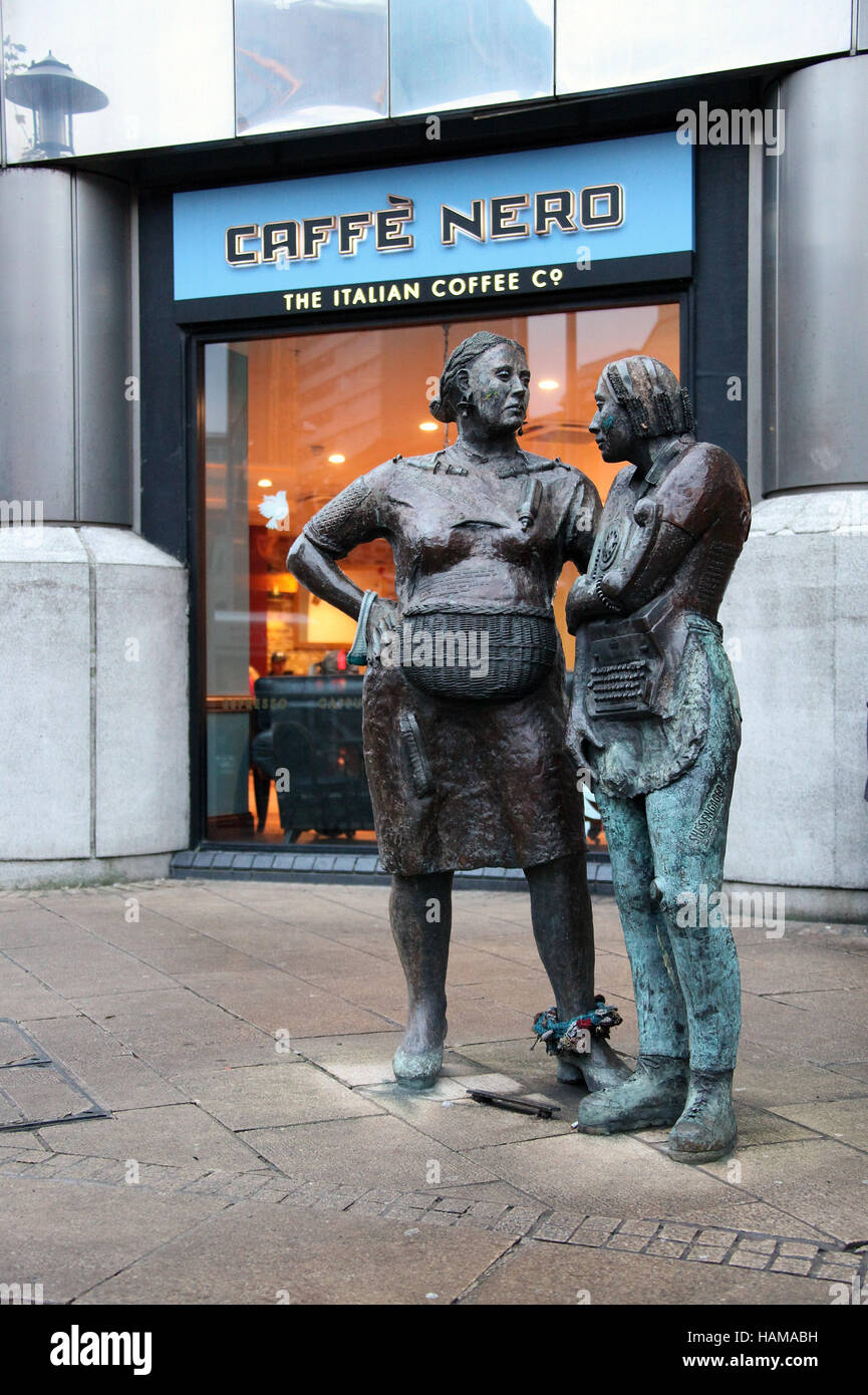 Denkmal für die unbekannte Frau Arbeitskraft von Louise Walsh in Belfast Stockfoto