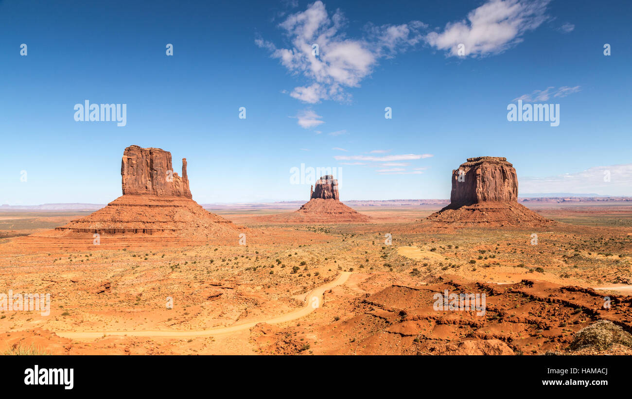 Monument Valley, West Mitten Butte, East Mitten Butte und Merrick Butte, unbefestigte Straße in Front, Navajo Nation, Arizona, USA Stockfoto
