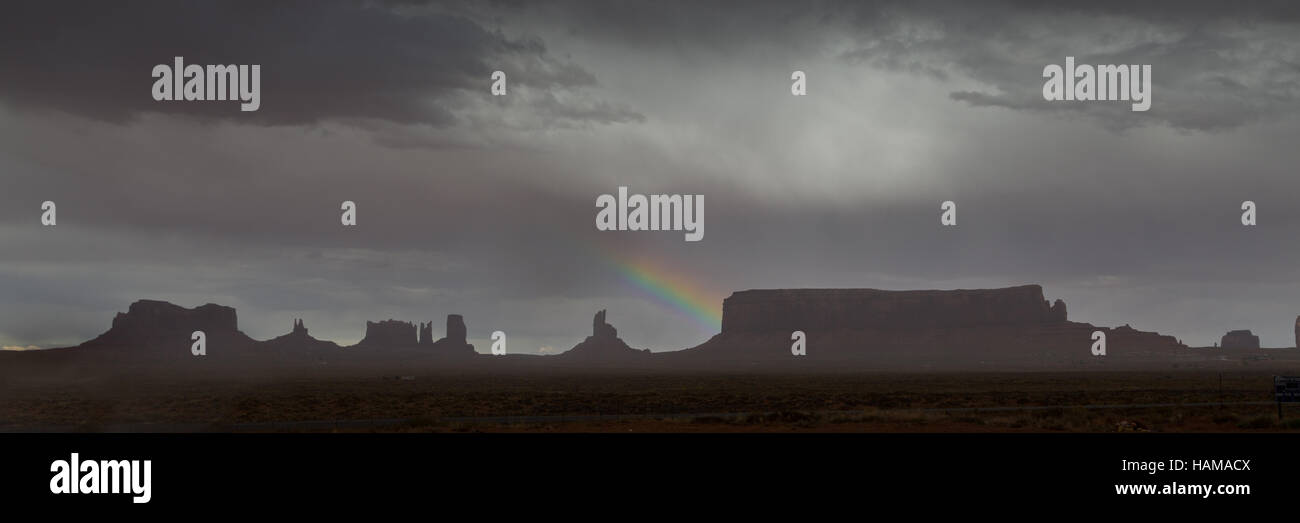 Sturm und Regenbogen über Mesas, Monument Valley Navajo Nation, Arizona, USA Stockfoto