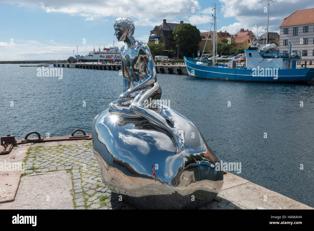 Skulptur der kleine Wassermann Han, von Künstlern Elmgreen und Dragset auf kulturelle Hafen Kronborg in Helsingør, Dänemark Stockfoto