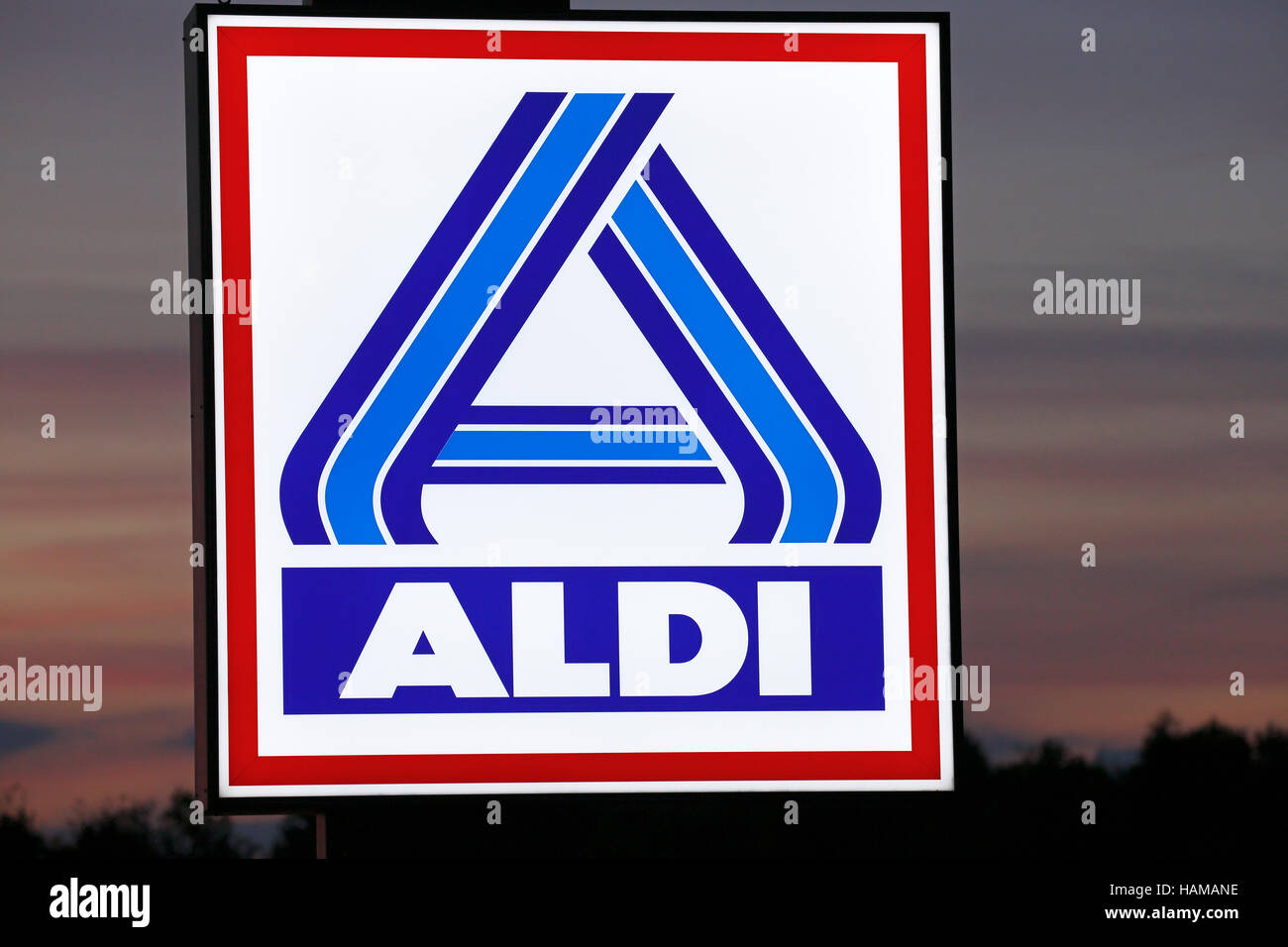 Beleuchtetes Firmenschild Logo von der Lebensmittel-Discounter ALDI Nord, Deutschland Stockfoto
