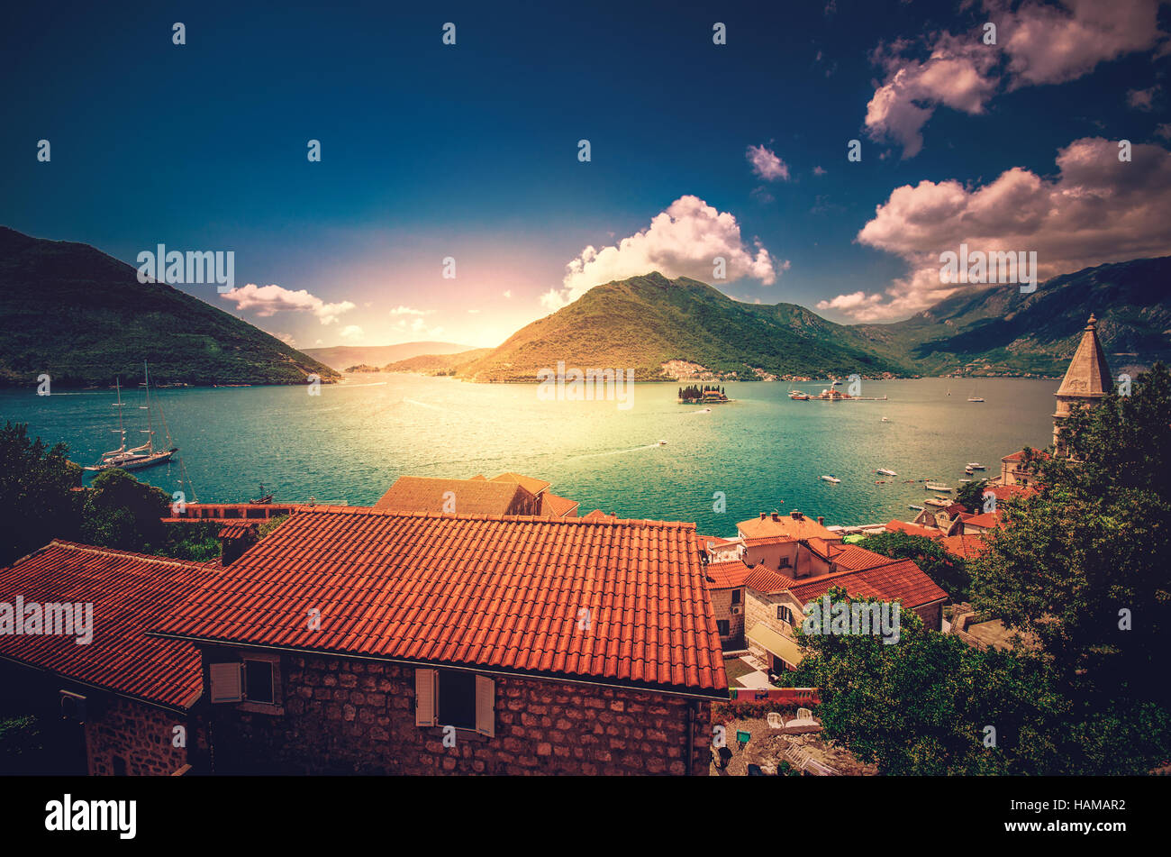 Hafen und alten Gebäuden in sonniger Tag am Bucht Boka Kotor (Boka Kotorska), Montenegro, Europa. Stockfoto