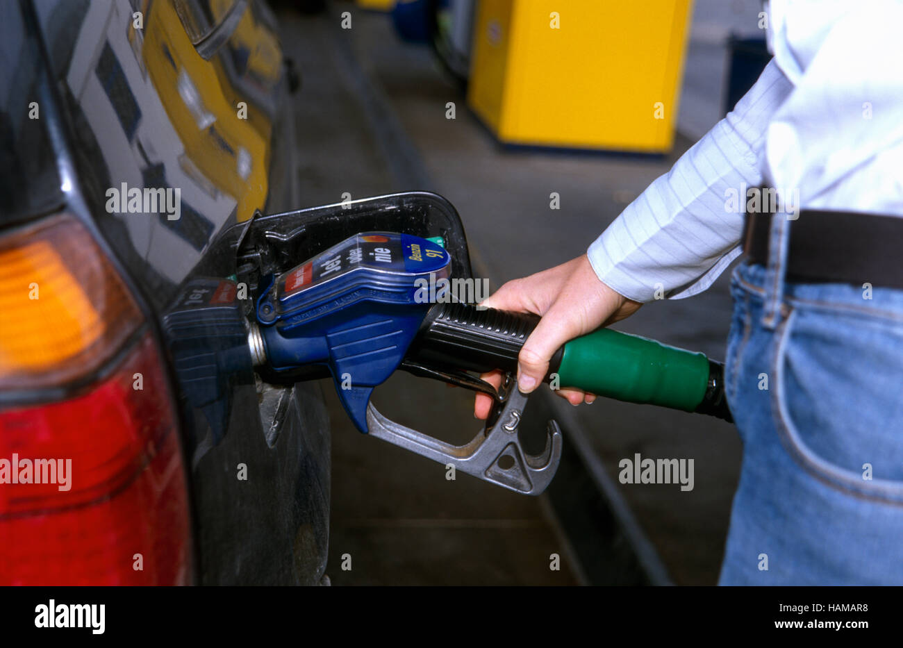 Das Auto Benzintank auffüllen, hand, halten Sie die Düse, Steyr, Österreich, Europa Stockfoto