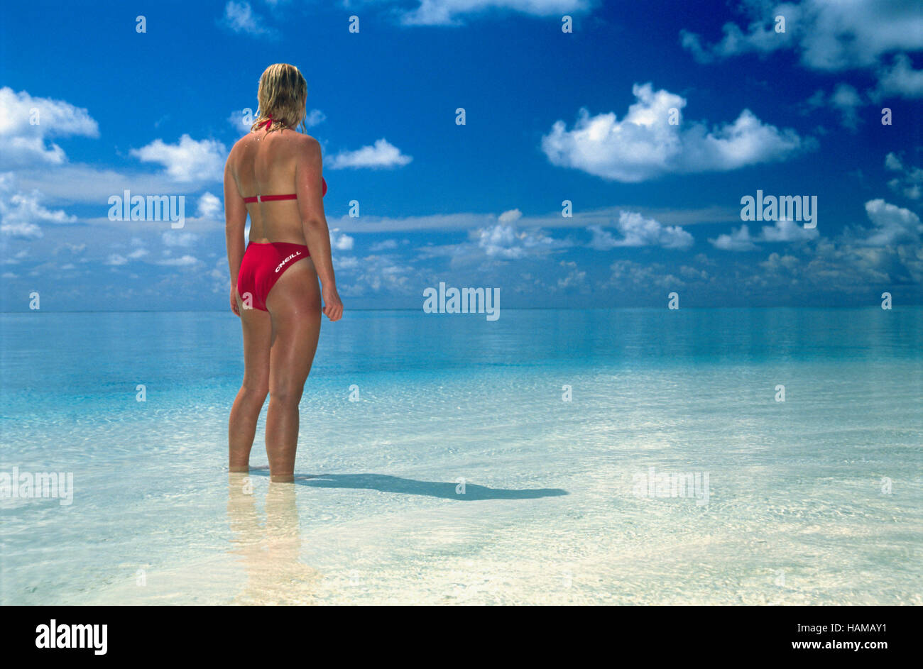 Frau, 20 Jahre alt, Blick über das Meer bis zum Horizont, Summer Island Village, Nord Male Atoll, Malediven, Indischer Ozean Stockfoto
