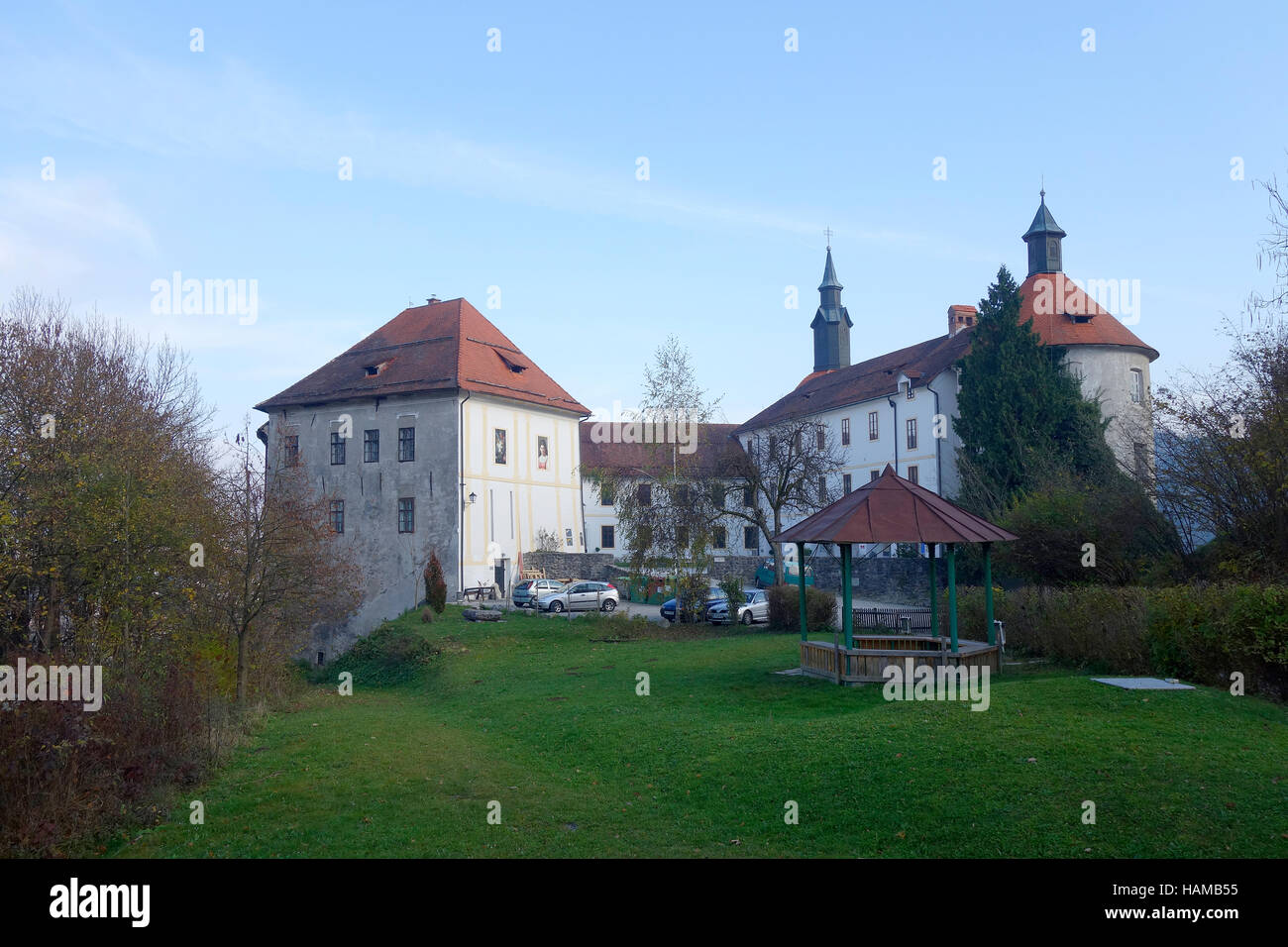 Garten und Park, mittelalterliche Burg Skofja Loka, Slowenien. Stockfoto