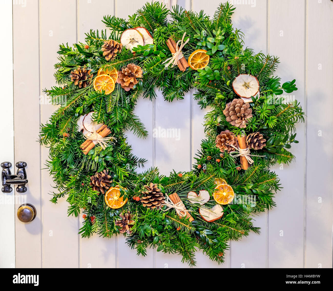 Kranz Weihnachten Holz rustikal grün Kiefer Kegel Pinecone Orangen  festlichen Urlaub glücklich Dekoration Dekor Apfel-Zimt-stick  Stockfotografie - Alamy