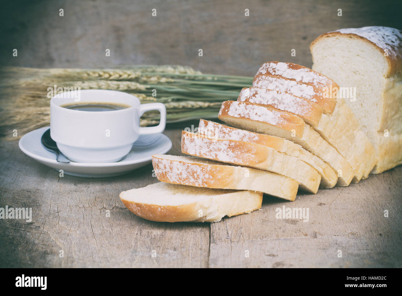 Brot und schwarzen Kaffee am Holztisch. Retro-Stil. Stockfoto