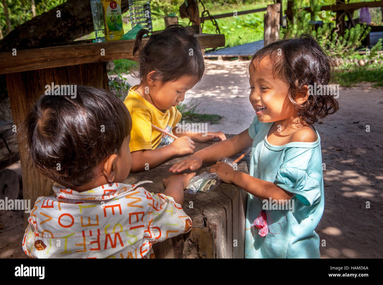 Happy kambodschanische Kinder spielen glauben machen, Store in der Nähe von Banteay Srei, Kambodscha. Stockfoto