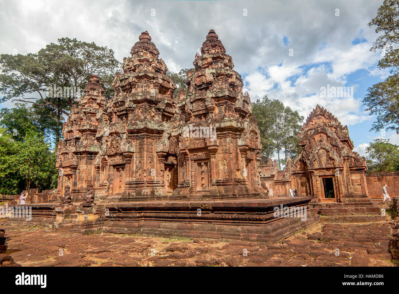 Das innere Heiligtum und Türme der Banteay Srei, ein 10. Jahrhundert aus rotem Sandstein-Tempel in Kambodscha Shiva geweiht. Stockfoto