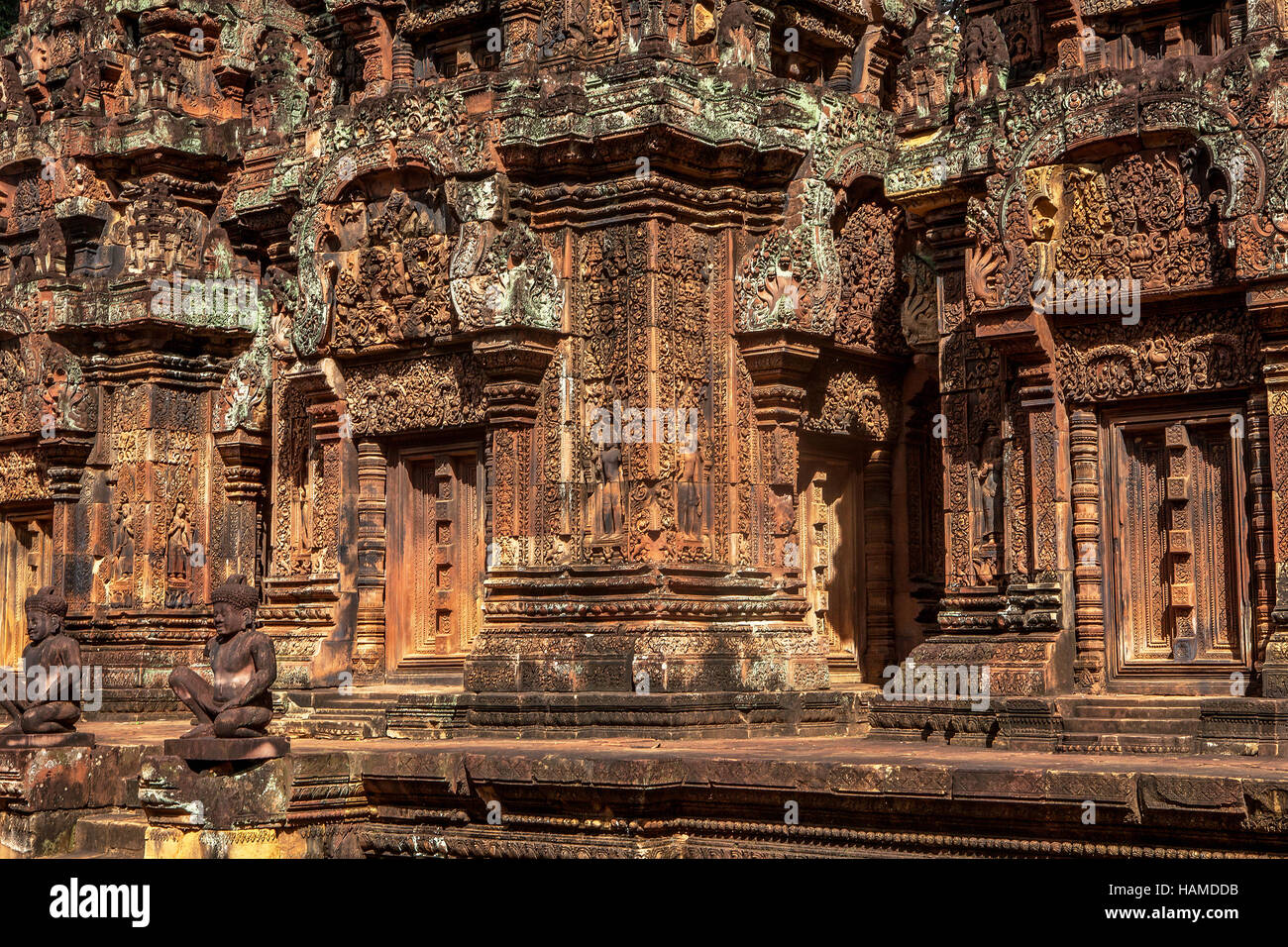 Aufwendigen antiken Schnitzereien aus rotem Sandstein im 10. Jahrhundert Tempel Banteay Srei, Königreich Kambodscha Komplex. Stockfoto