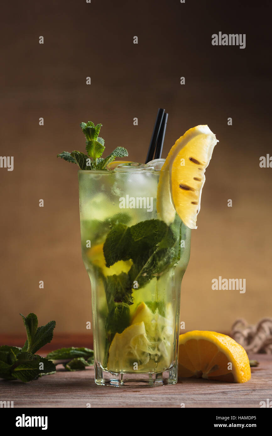 Konzept: Speisekarten, gesundes Essen, hausgemachte, Feinschmecker, Völlerei Mojito Cocktail auf düstere Vintage-Hintergrund Stockfoto