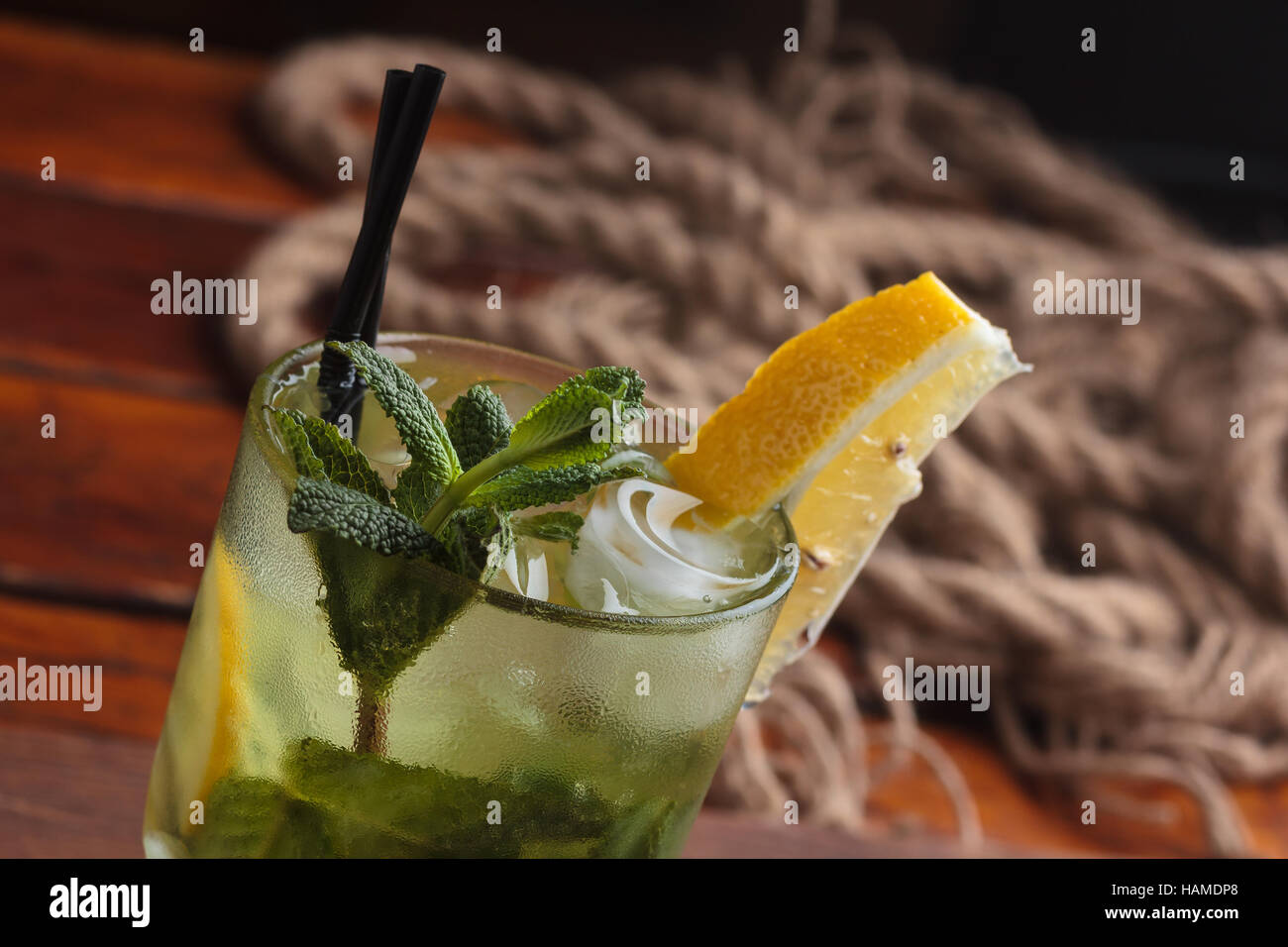 Konzept: Speisekarten, gesundes Essen, hausgemachte, Feinschmecker, Völlerei Mojito Cocktail auf düstere Vintage-Hintergrund Stockfoto