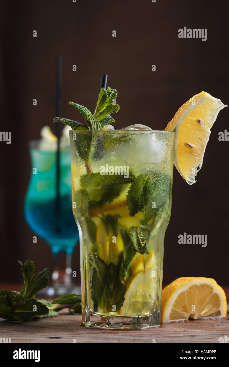 Konzept: Speisekarten, gesundes Essen, hausgemachte, Feinschmecker, Völlerei Mojito Cocktail auf düstere Vintage-Hintergrund Stockfoto