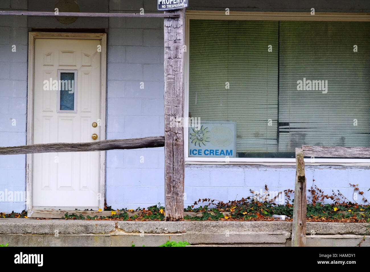 Ein Eis-Zeichen sitzt im Fenster einer alten Dorfladen in zentralen Indiana verblassen. Stockfoto