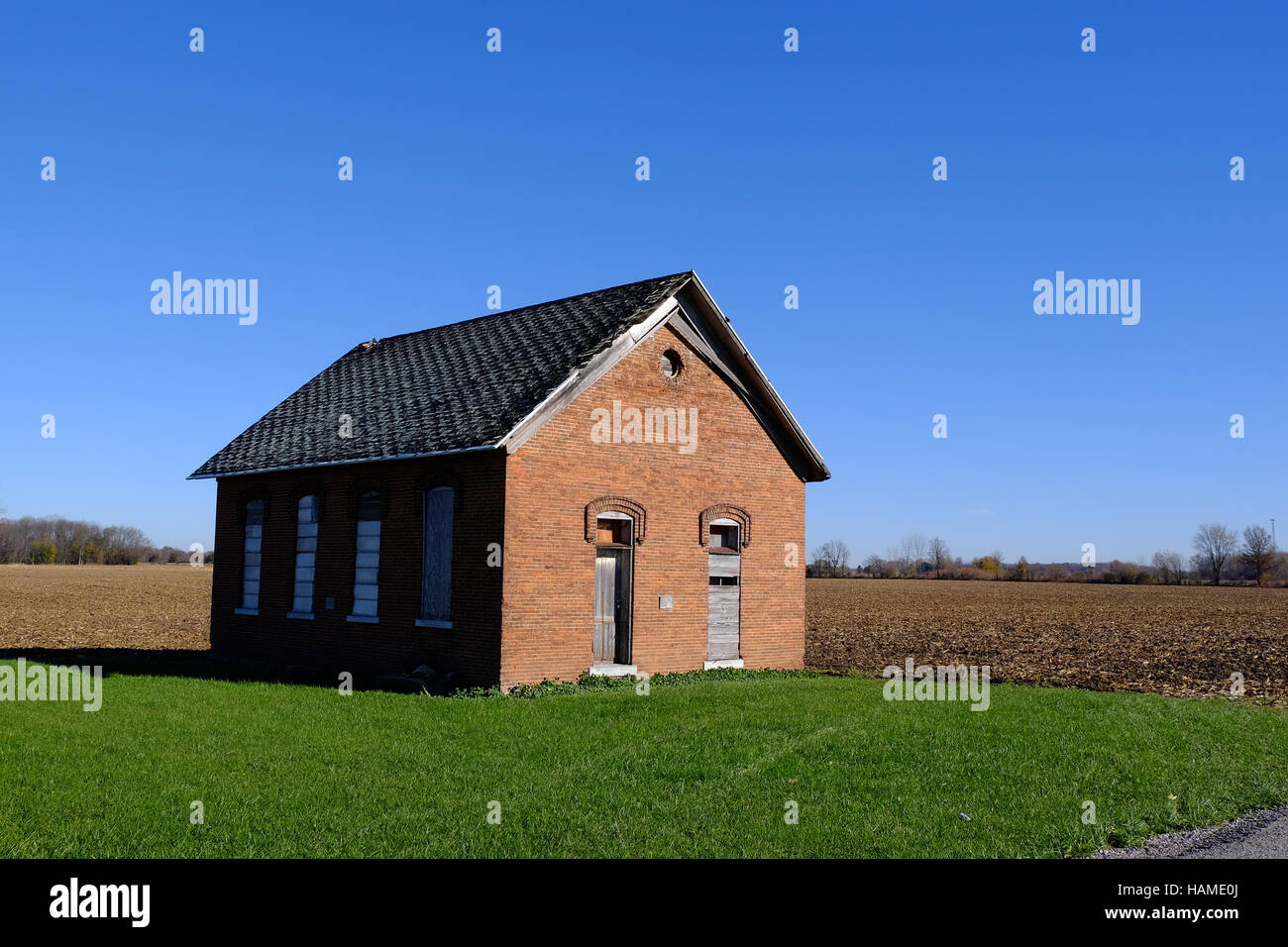 Einem alten Schulhaus steht noch neben einem Feld im ländlichen Indiana. Stockfoto