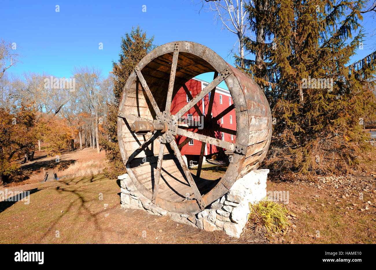 Ein Wasserrad steht außerhalb der historischen Adams Mühle in Cutler, Indiana. Stockfoto