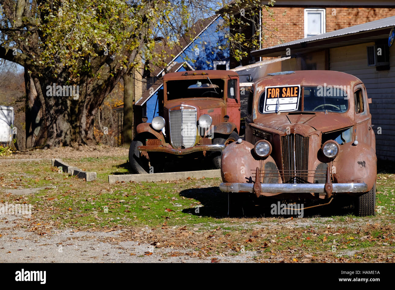 Zwei Alte Autos Zum Verkauf Auf Der Seite Der Strasse Stockfotografie Alamy