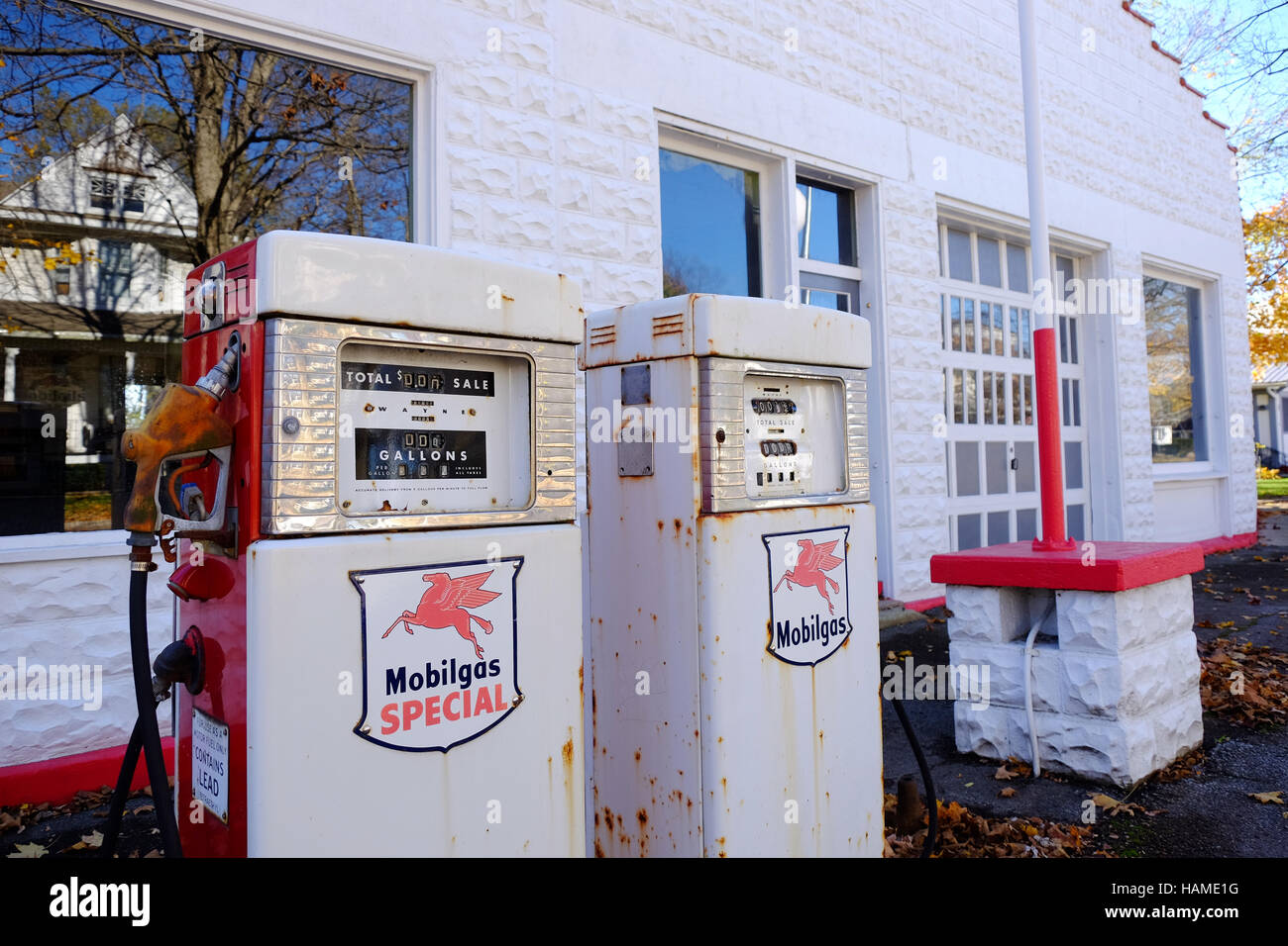 Gas-Pumpen vor einer historischen Tankstelle in Indiana. Stockfoto