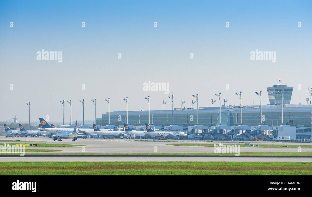 Das neue moderne Lufthansa Satellitenterminal am internationalen Flughafen München Stockfoto