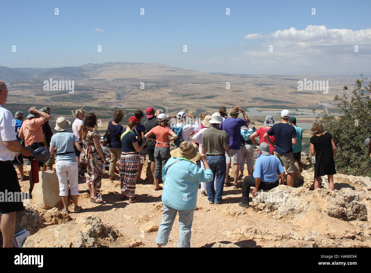 Eine Reisegruppe in Israel sieht in Richtung See Genezareth von Mount Arbel 2016 Stockfoto