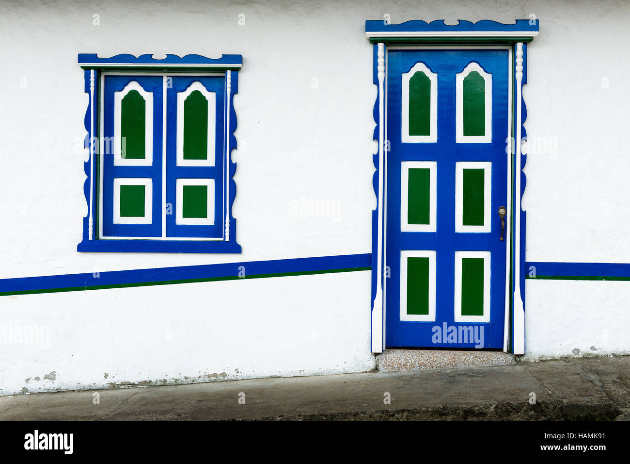 Detail einer hölzernen Tür-Fenster bunt bemalt in einem traditionellen Haus im Kolonialstil in der Stadt von Salento, in Kolumbien, Südamerika; Stockfoto Detail einer hölzernen Tür-Fenster bunt bemalt in einem traditionellen Haus im Kolonialstil in der Stadt von Salento, in Kolumbien, Südamerika; Stockfoto