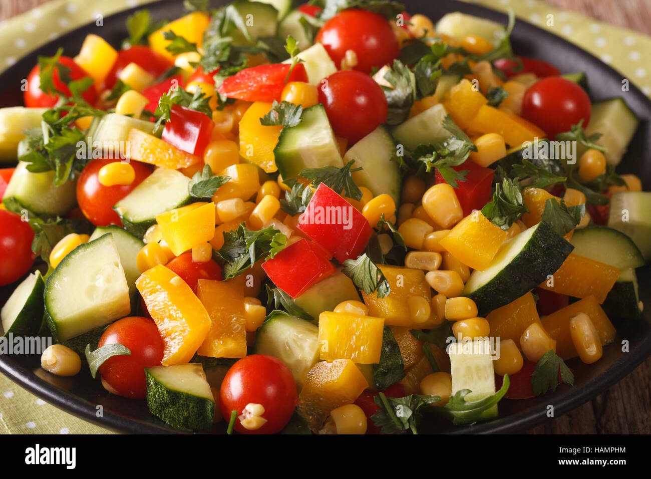 Kalorienarmen Salat mit Mais, Tomaten, Gurken und Pfeffer Nahaufnahme auf dem Tisch. horizontale Stockfoto