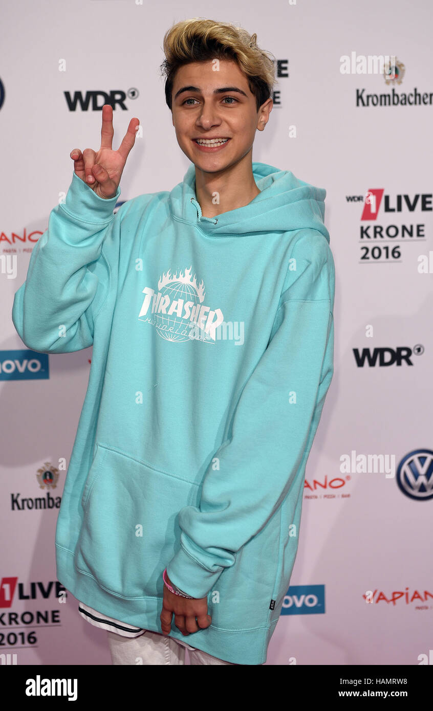 Musiker Lukas Rieger posiert auf dem roten Teppich vor der 1Live Krone