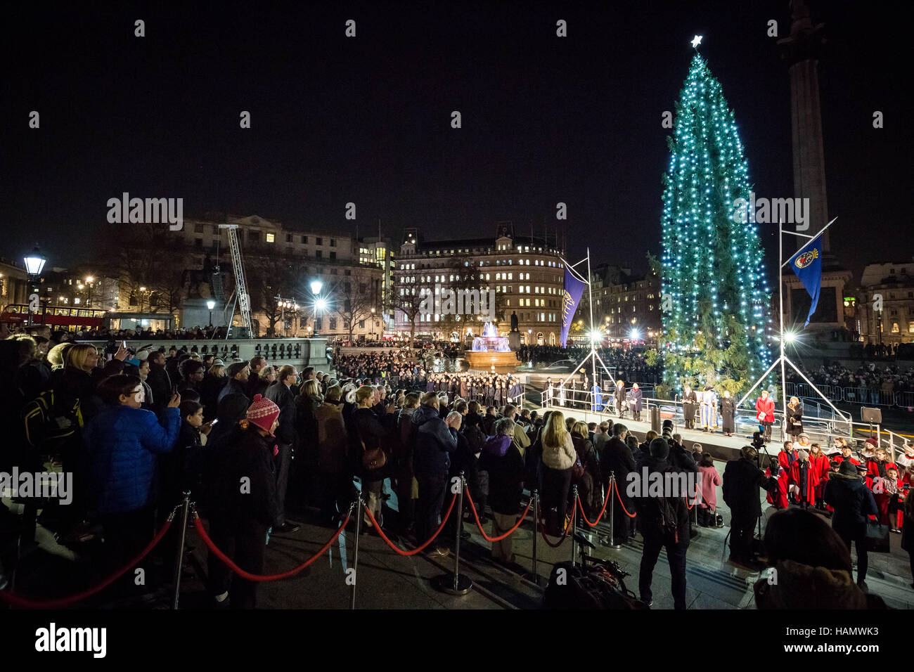 London, UK. 1. Dezember 2016. Jährliche traditionelle Aufleuchten des Trafalgar Square Christmas Tree Credit: Guy Corbishley/Alamy Live News Stockfoto