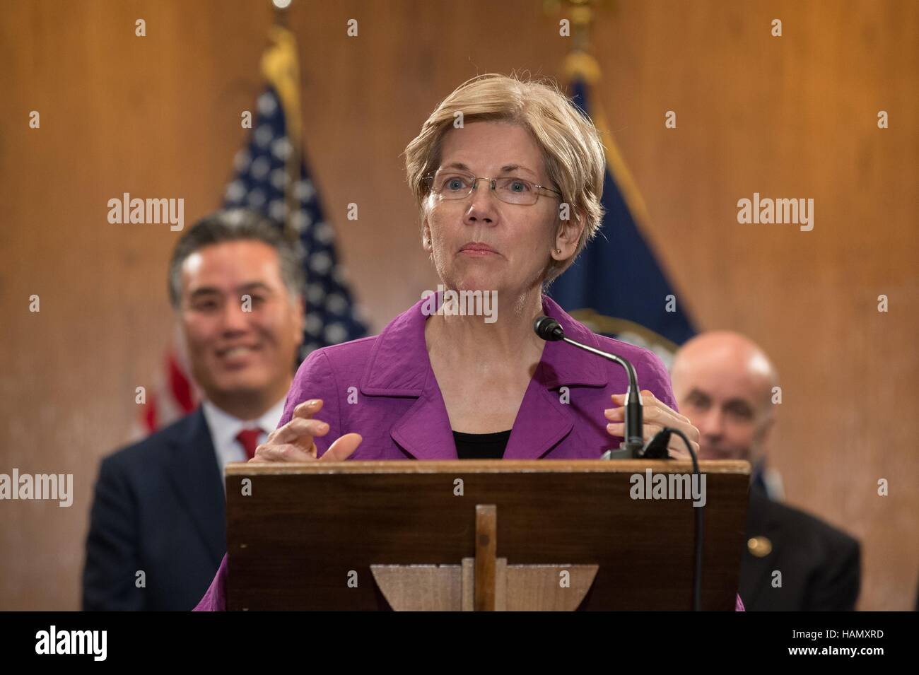 Washington DC, USA. 1. Dezember 2016. US-Senator Elizabeth Warren kommentiert Überstunden Lohn Regeln blockiert durch ein Texas-Richter im Rahmen einer Pressekonferenz mit anderen Demokraten auf dem Capitol Hill 1. Dezember 2016 in Washington, DC. Die Überstunden-Regel, die in Kraft 1 Dez. gegangen wäre, erweitert Überstunden Förderfähigkeit für 4,2 Millionen Arbeitnehmer. Bildnachweis: Planetpix/Alamy Live-Nachrichten Stockfoto