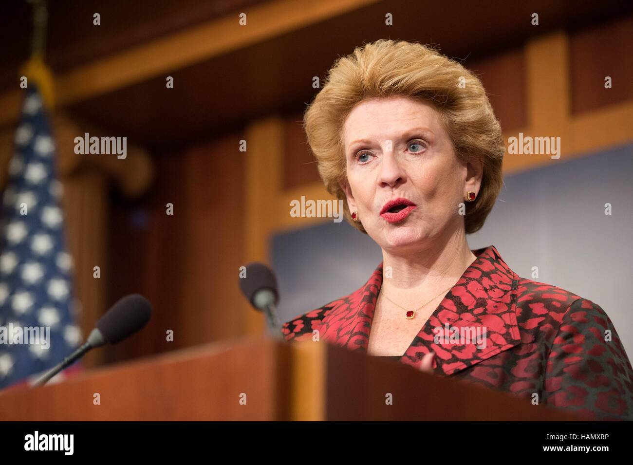 Washington DC, USA. 1. Dezember 2016. US-Senator Debbie Stabenow kommentiert Überstunden Lohn Regeln blockiert durch ein Texas-Richter im Rahmen einer Pressekonferenz mit anderen Demokraten auf dem Capitol Hill 1. Dezember 2016 in Washington, DC. Die Überstunden-Regel, die in Kraft 1 Dez. gegangen wäre, erweitert Überstunden Förderfähigkeit für 4,2 Millionen Arbeitnehmer. Bildnachweis: Planetpix/Alamy Live-Nachrichten Stockfoto