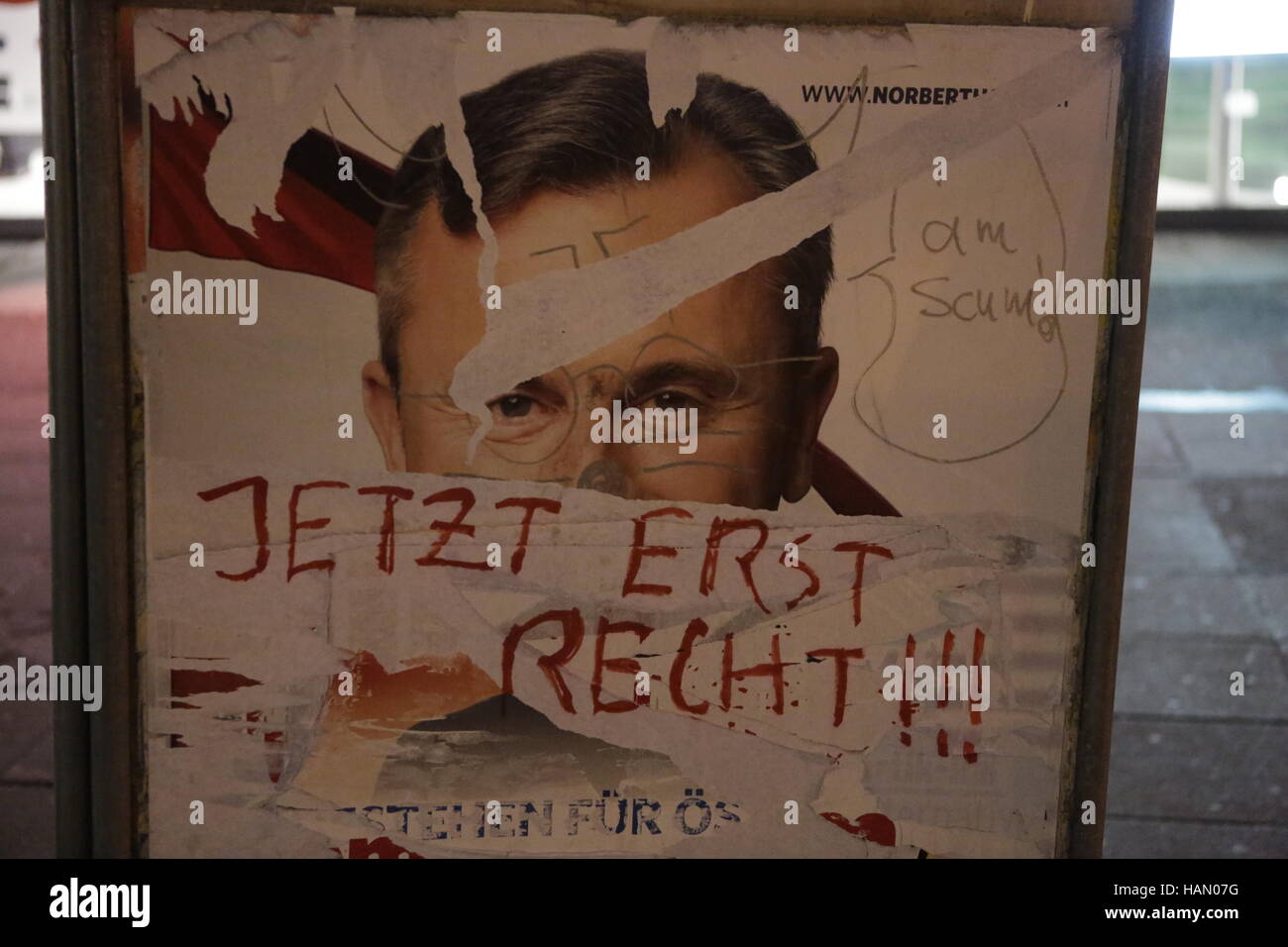 Wien, Österreich. 2. Dezember 2016. Ein Wahlplakat Norbert Hofer verunstaltet worden mit der Worda "Ich bin Schaum" und Jetzt Erst den letzten ". Nach fast einjähriger Werbetätigkeit für den österreichischen Präsidentschaftswahlen der Wahlkampf in geht ist es die letzten zwei Tage. Bildnachweis: Michael Debets/Alamy Live-Nachrichten Stockfoto