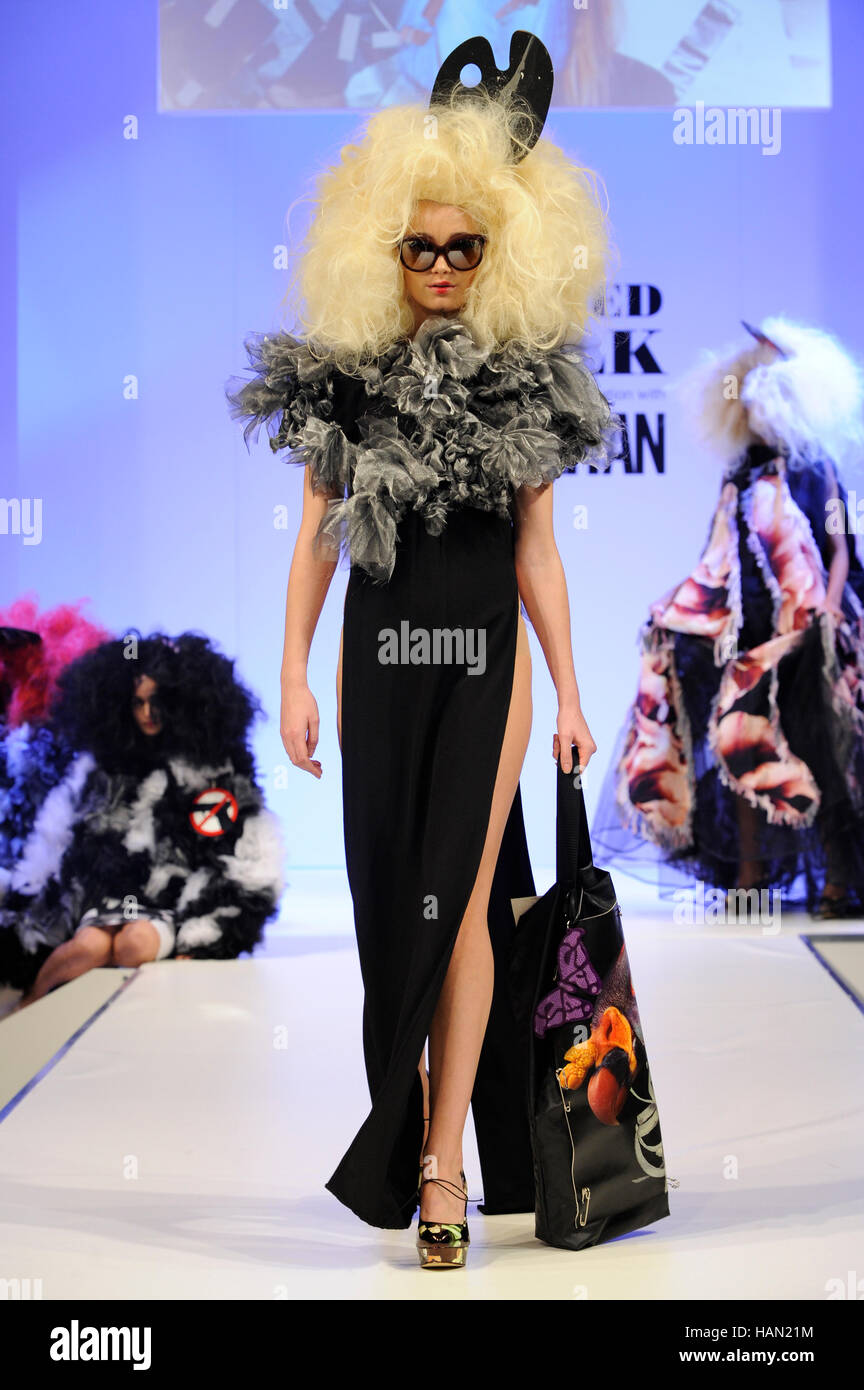 Fashion Catwalk Modell während der Vin+ Omi fashion show an der Kleidung zeigen, NEC, Birmingham, UK. Die Kleidung, die Show wieder auf die NEC Birmingham heute zum letzten Mal. Es läuft von 2. - 6. Dezember 2016 mit den üblichen spannender Mix aus Mode, Beauty, Stars, Musik, und Experten der Branche. Nach 27 erfolgreichen Jahren im NEC, die Kleidung, die Show wird nach Liverpool im Juli 2017 zu verlegen. 2. Dezember 2016. Credit: Antony Nessel/Alamy leben Nachrichten Stockfoto