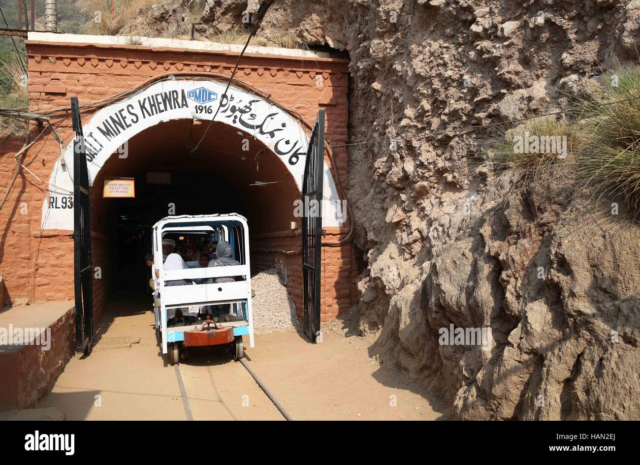 (161203)--KHEWRA (PAKISTAN), 3. Dezember 2016 (Xinhua)--Touristen Besuch die Salinen von Khewra Minizug in Jhelum Bezirk, Pakistan, am 1. Dezember 2016. (Xinhua/Liu Tian) (Yy) Stockfoto