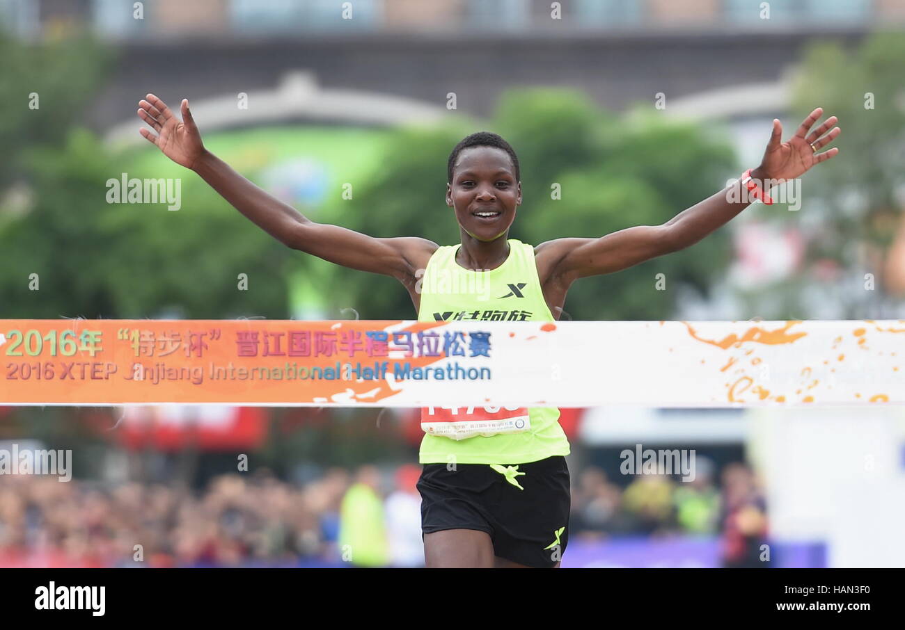 Jinjiang, Chinas Provinz Fujian. 3. Dezember 2016. Diana Chemtai Kipyokei Kenia überquert die Ziellinie in 2016 Jinjiang International Halbmarathon in Jinjiang Stadt, Südost-China Fujian Provinz, 3. Dezember 2016. Kipyokei gewann den ersten Platz der Gruppe der Frauen. Bildnachweis: Lin Shanchuan/Xinhua/Alamy Live-Nachrichten Stockfoto