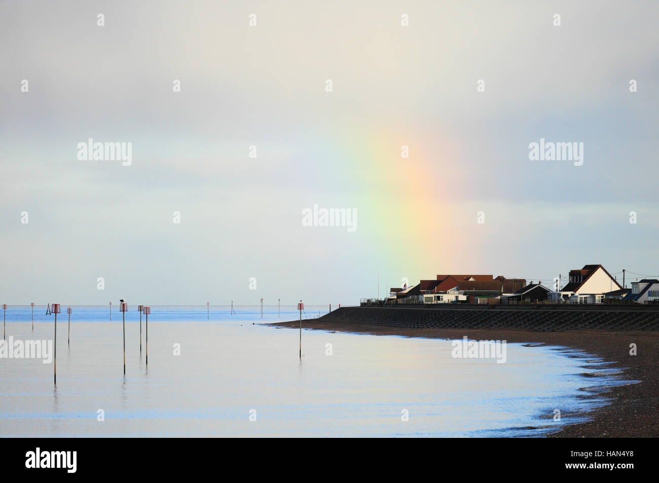 Hunstanton Norfolk, Engalnd, UK. 3. Dezember 2016. Ruhige See und einem leuchtenden Regenbogen über Hunstanton Norfolk Küste heute Morgen. Bildnachweis: Stuart Aylmer/Alamy Live-Nachrichten Stockfoto