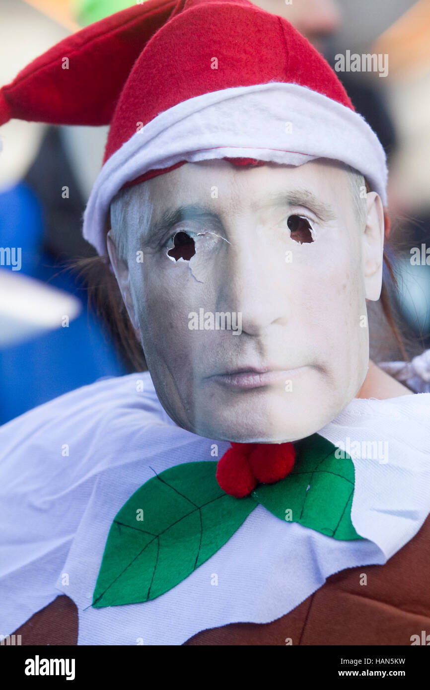 London, UK. 3. Dezember 2016. Ein Teilnehmer mit Vladimir Putin Maske nehmen Teil in der großen Pudding-Hindernislauf in Covent Garden um Geld für Cancer Research UK Credit: Amer Ghazzal/Alamy Live-Nachrichten Stockfoto