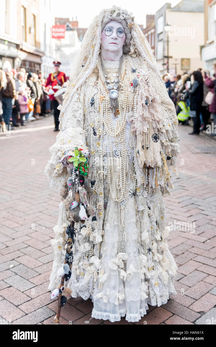 Rochester, Großbritannien.  3. Dezember 2016.  Eine Frau verkleidet als Miss Havisham aus Great Expectations beteiligt sich an der Rochester Dickens Christmas Festival.  Die Kent Stadt erhält eine viktorianische Verjüngungskur zu feiern das Leben des Schriftstellers Charles Dickens (wer verbrachte einen Großteil seines Lebens), mit viktorianischen Themen Straßenunterhaltung, kostümierten Paraden und einen Weihnachtsmarkt. Bildnachweis: Stephen Chung / Alamy Live News Stockfoto