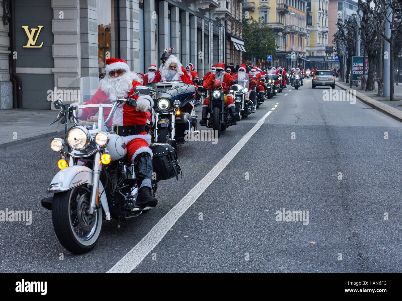 Weihnachtsmann Auf Einem Harley Davidson Stockfotos und -bilder Kaufen -  Alamy