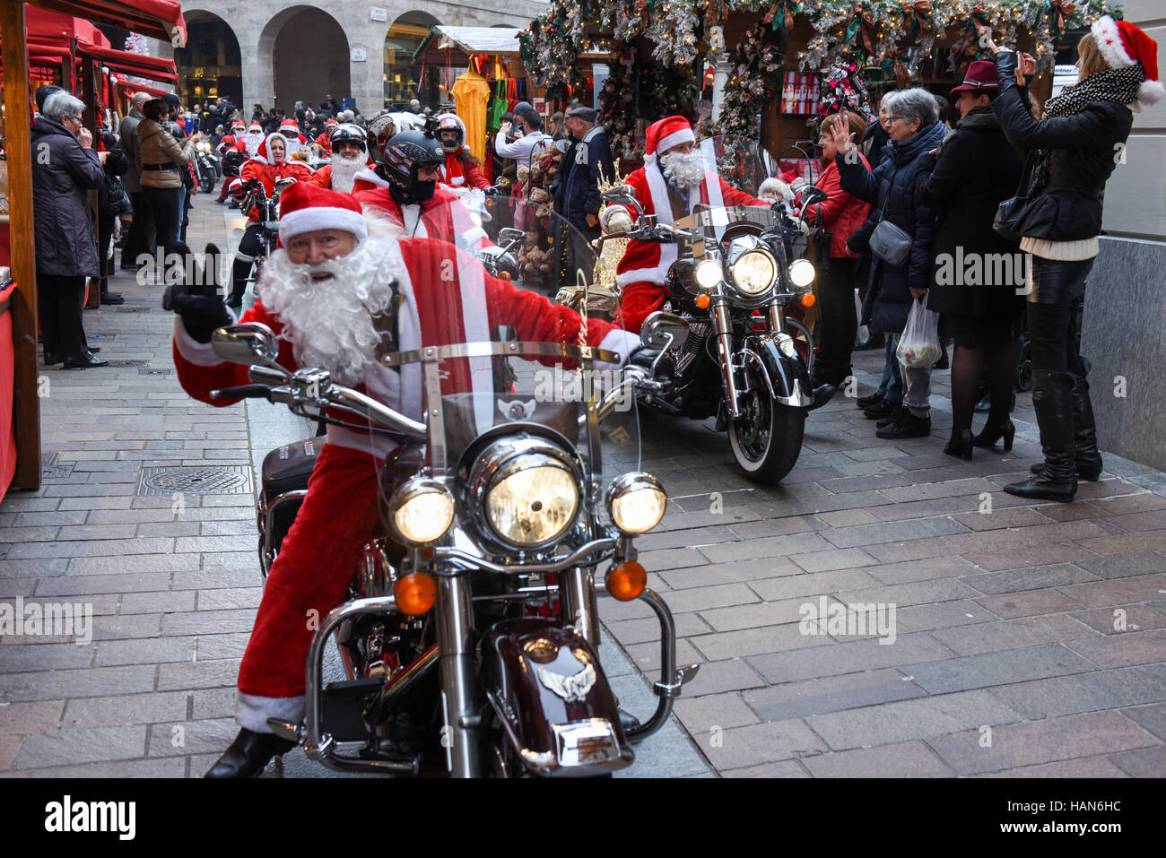 Lugano, Schweiz. 3. Dezember 2016. Christmas Parade der Weihnachtsmänner,  die ein Motorrad auf den Straßen von Lugano auf dem italienischen Teil der  Schweiz Credit fahren: Stefan Ember/Alamy Live News Stockfotografie - Alamy